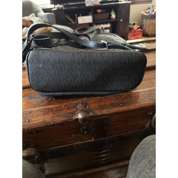 Michael Kors Abbey Medium Backpack with floral appliqués. - Picture 4 of 6